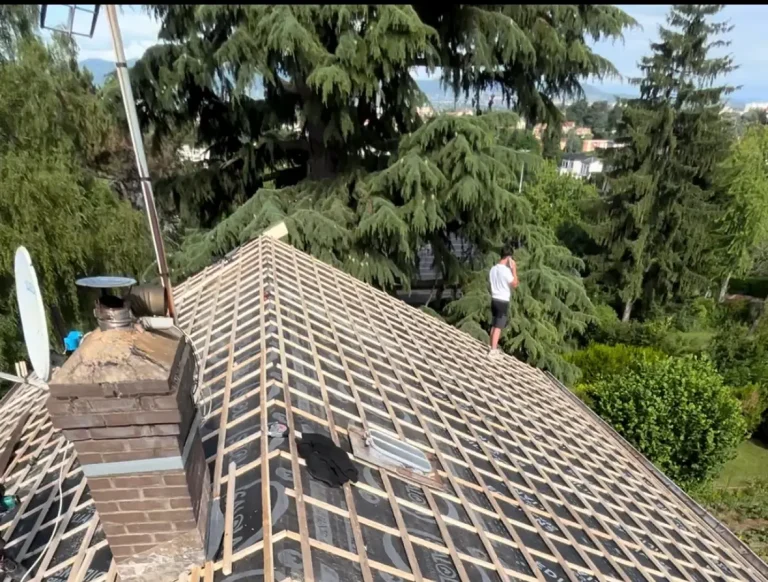 Pose d’un écran sous-toiture et de liteaux pour la mise en place des tuiles